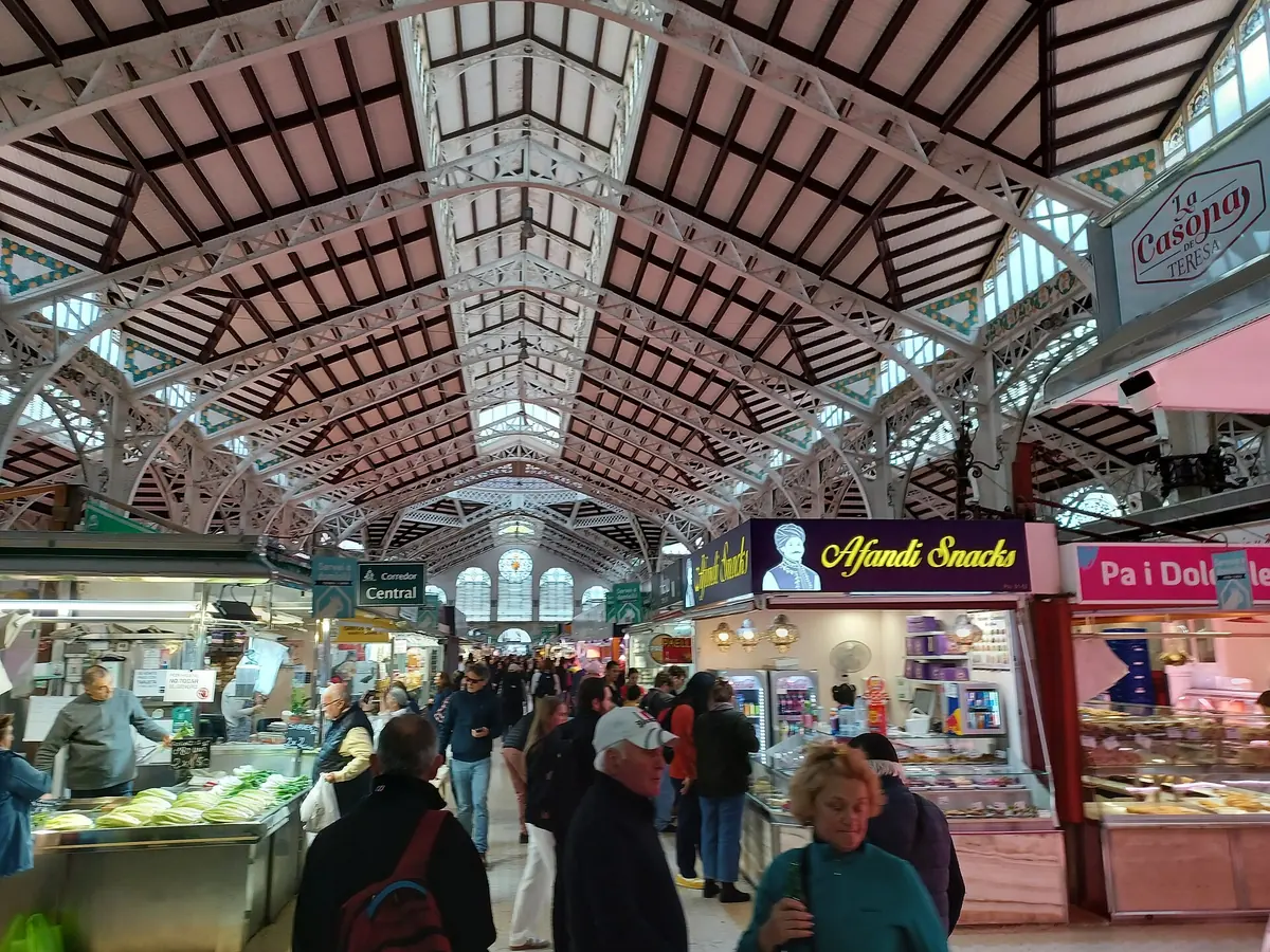 Centralmarkedets glas- og ståltag i Valencia over travle madboder og kunder
